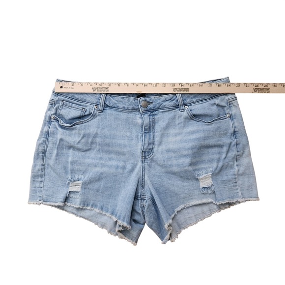 Lane Bryant Light Wash Distressed Girlfriend Denim Shorts Womens Plus Size 18 - Picture 3 of 6